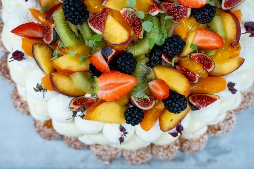 Dessert aux fruits de saison prepare par la brigade de l Aviron Bistronomie a Bayonne