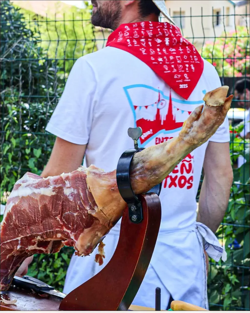 Decoupe de jambon pendant les Fetes de Bayonne a l Aviron Bistronomie