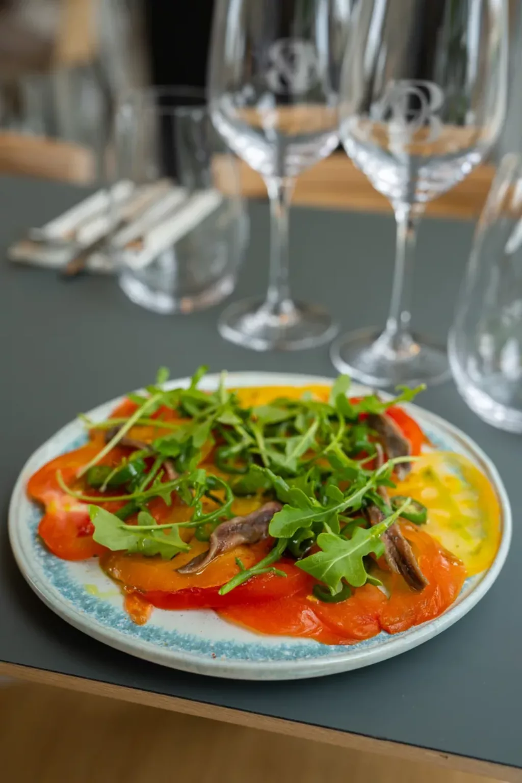 Tomates de saison et anchois de Getaria au restaurant Aviron Bistronomie a Bayonne