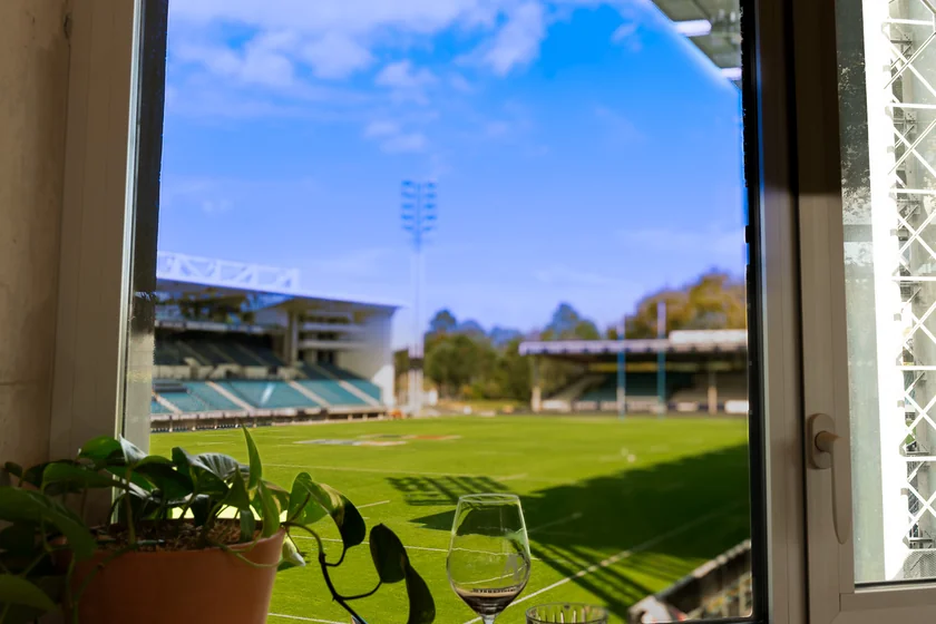 Vue sur la pelouse du stade Jean-Dauger depuis le restaurant Aviron Bistronomie a Bayonne